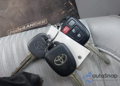 2014 Toyota Highlander Le Plus V6 z USA, uszkodzony, nr VIN 5TDBKRFH7ES054193